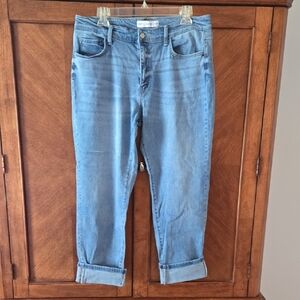 Relaxed Blue Boyfriend Jeans with Cropped Style